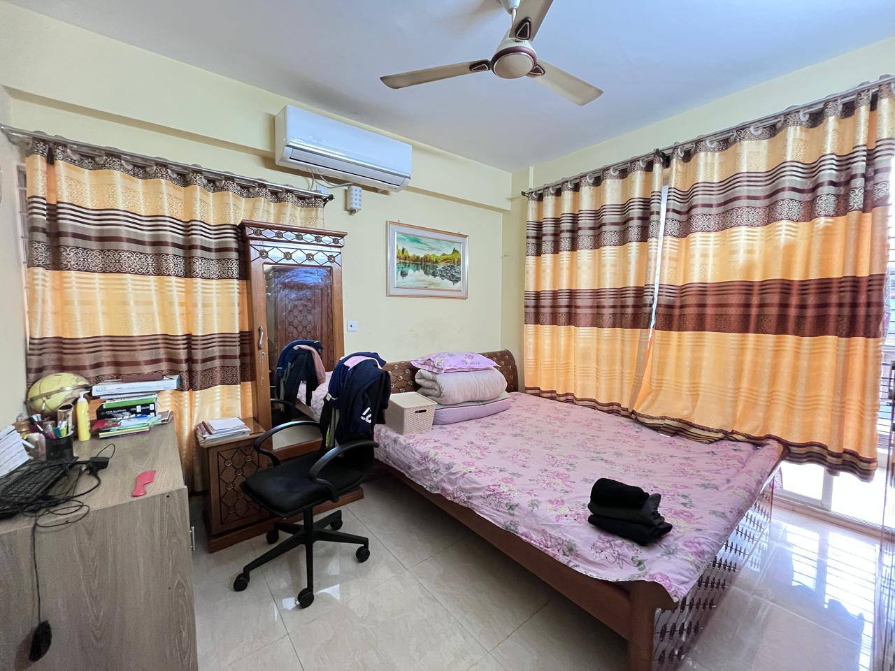 বসুন্ধরা আবাসিকের A ব্লকে Evercare Hospital এর opposite এ  দক্ষিণমুখী স্বল্প ব্যবহারিত একটি  লাক্সারিয়াস ফ্ল্যাট বিক্রয়
