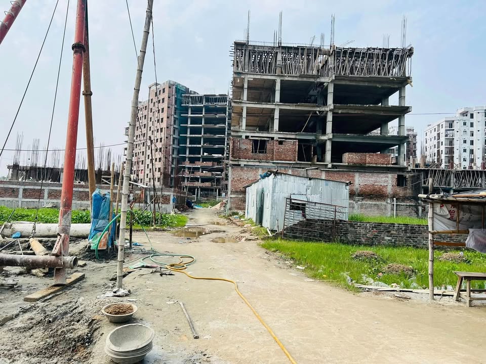 বিমানবন্দরের তৃতীয় টার্মিনাল ”অথবা” লা মেরিডিয়ান হোটেল বিপরীত পাশে সিভিল এভিয়েশন রোড হয়ে কাওলা বাজারের সন্নিকটে