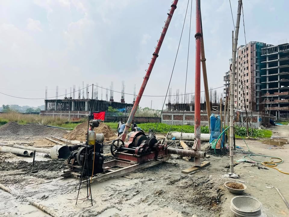 বিমানবন্দরের তৃতীয় টার্মিনাল ”অথবা” লা মেরিডিয়ান হোটেল বিপরীত পাশে সিভিল এভিয়েশন রোড হয়ে কাওলা বাজারের সন্নিকটে