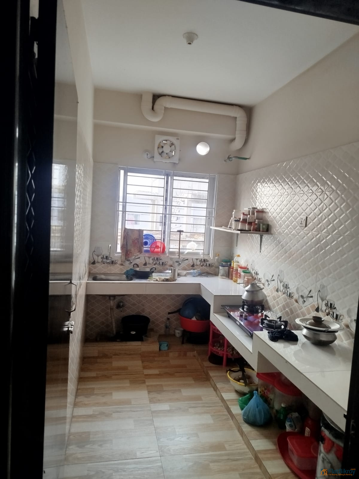 উত্তরা আজমপুর ১৪৯৫ স্কয়ার ফিটের একটি অল্প ব্যবহৃত ফ্ল্যাট বিক্রয় হইবে